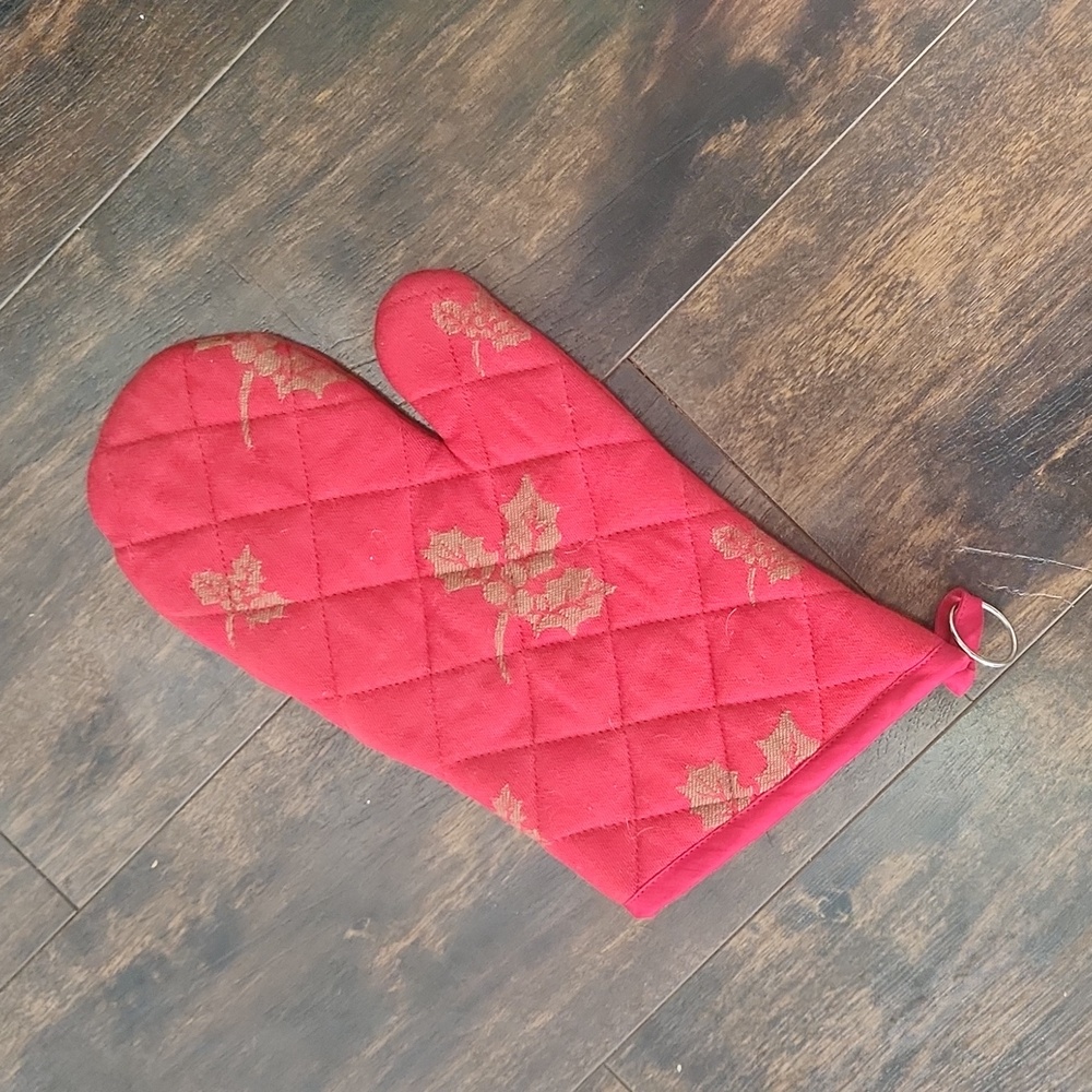 nwt COST PLUS WORLD MARKET Oven mitt red Holly berry Christmas baking linens